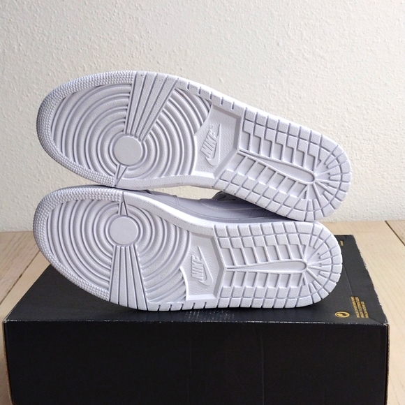 AIR JORDAN 1 MID-CUT BASKETBALL SHOES! - Picture 5 of 8